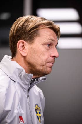 251201 Head coach Tony Gustavsson of the Swedish women s national football team in the mixed zone after a training session on December 1, 2025 in Stockholm. Photo: Jesper Zerman BILDBYRAN kod JZ JZ0652 fotboll football soccer fotball nations league uefa womens nations league träning practice training sverige sweden dam bbeng Copyright: JESPERxZERMAN BB251201JZ050