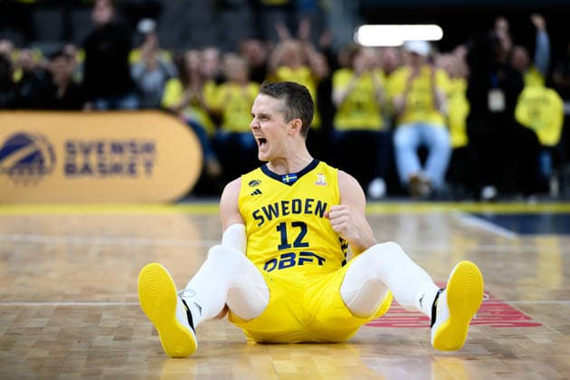 251201 Ludvig Hakanson of Sweden celebrates during the FIBA World Cup Qualifier game between Sweden and Slovenia on December 1, 2025 in Gothenburg. Photo: Carl Sandin BILDBYRAN kod CS CS0811 basket basketball vm-kval kval fiba world cup qualifiers sverige slovenien sweden slovenia bbeng jubel Copyright: CARLxSANDIN BB251201CS024