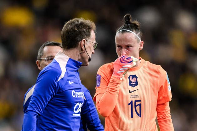 251202 Goalkeeper Pauline Peyraud-Magnin of France during the Women s Nations League bronze medal second leg match between Sweden and France on December 2, 2025 in Stockholm. Photo: Simon Hastegard BILDBYRAN kod SH JM0754 bbeng fotboll football soccer fotball nations league uefa women s nations league bronsmatch bronze medal match dam sverige sweden frankrike france Copyright: SIMONxHASTEGARD BB251202SH027
