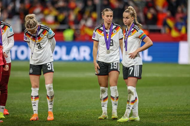 ESP, Madrid, Spanien vs Deutschland, Länderspiel, Fussball, UEFA, Spielzeit 2025 2026, Womens Nations League, Riyadh Air Metropolitano, Finale im Bild: Enttäuschung bei der deutschen Mannschaft nach der Niederlage im Finale, Kathrin Hendrich (Deutschland 3), Klara Bühl (Deutschland 19), Giulia Gwinn (Deutschland 7) DFB DFL REGULATIONS PROHIBIT ANY USE OF PHOTOGRAPHS AS IMAGE SEQUENCES AND OR QUASI-VIDEO, 02.12.2025 Copyright: HMBxMedia HendrikxHamelau