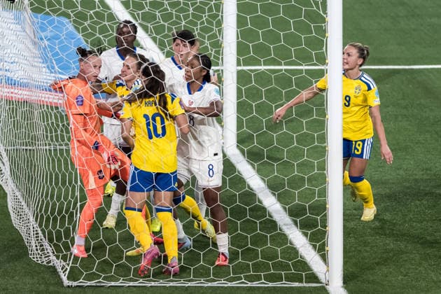 251202 Goalkeeper Pauline Peyraud-Magnin of France argues with Nathalie Björn of Sweden during the Women s Nations League bronze medal second leg match between Sweden and France on December 2, 2025 in Stockholm. Photo: Joel Marklund BILDBYRAN kod JM JM0754 bbeng fotboll football soccer fotball nations league uefa womens nations league bronsmatch bronze medal match dam sverige sweden frankrike france Copyright: JOELxMARKLUND BB251202JM052