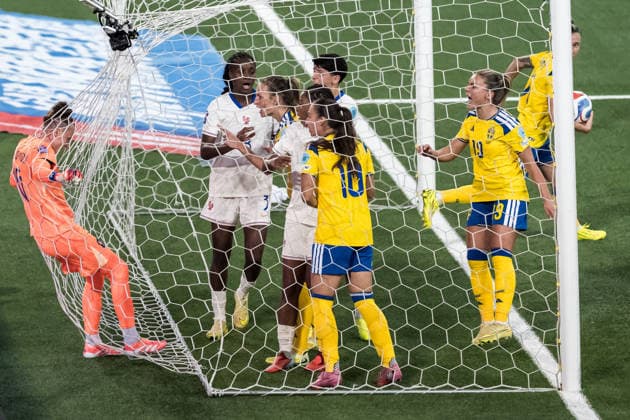 251202 Goalkeeper Pauline Peyraud-Magnin of France argues with Nathalie Björn of Sweden during the Women s Nations League bronze medal second leg match between Sweden and France on December 2, 2025 in Stockholm. Photo: Joel Marklund BILDBYRAN kod JM JM0754 bbeng fotboll football soccer fotball nations league uefa womens nations league bronsmatch bronze medal match dam sverige sweden frankrike france Copyright: JOELxMARKLUND BB251202JM053