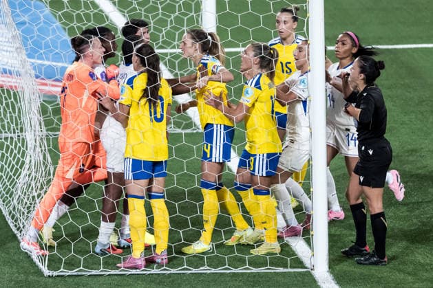 251202 Goalkeeper Pauline Peyraud-Magnin of France argues with Nathalie Björn of Sweden during the Women s Nations League bronze medal second leg match between Sweden and France on December 2, 2025 in Stockholm. Photo: Joel Marklund BILDBYRAN kod JM JM0754 bbeng fotboll football soccer fotball nations league uefa womens nations league bronsmatch bronze medal match dam sverige sweden frankrike france Copyright: JOELxMARKLUND BB251202JM054