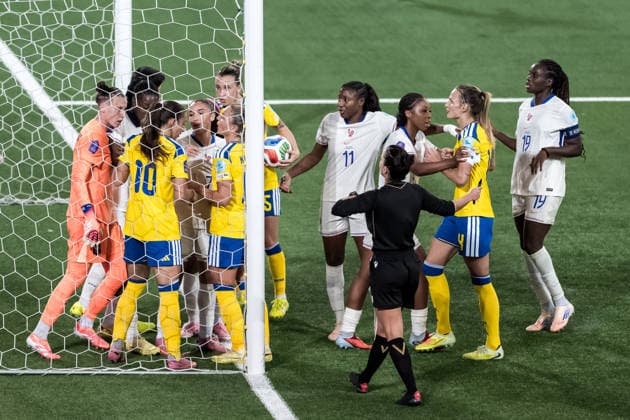251202 Goalkeeper Pauline Peyraud-Magnin of France argues with Nathalie Björn of Sweden during the Women s Nations League bronze medal second leg match between Sweden and France on December 2, 2025 in Stockholm. Photo: Joel Marklund BILDBYRAN kod JM JM0754 bbeng fotboll football soccer fotball nations league uefa womens nations league bronsmatch bronze medal match dam sverige sweden frankrike france Copyright: JOELxMARKLUND BB251202JM055