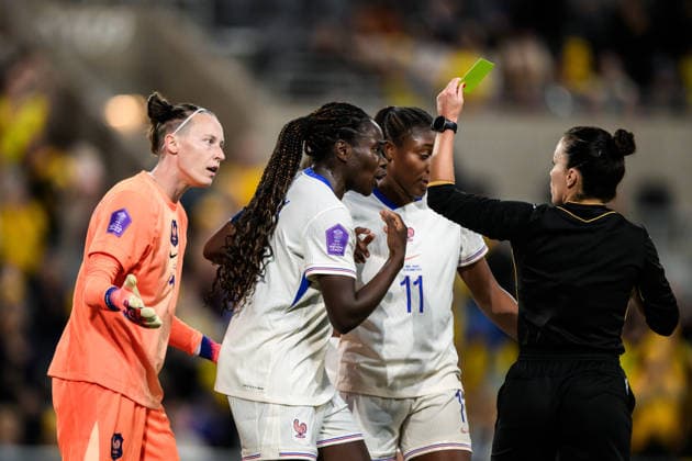 251202 Goalkeeper Pauline Peyraud-Magnin of France receives a yellow card from Referee Marta Huerta De Aza during the Women s Nations League bronze medal second leg match between Sweden and France on December 2, 2025 in Stockholm. Photo: Simon Hastegard BILDBYRAN kod SH JM0754 bbeng fotboll football soccer fotball nations league uefa women s nations league bronsmatch bronze medal match dam sverige sweden frankrike france Copyright: SIMONxHASTEGARD BB251202SH079