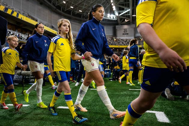251202 goalkeeper Pauline Peyraud-Magnin of France ahead of the Women s Nations League bronze medal second leg match between Sweden and France on December 2, 2025 in Stockholm. Photo: Jesper Zerman BILDBYRAN kod JZ JM0754 bbeng fotboll football soccer fotball nations league uefa womens nations league bronsmatch bronze medal match dam sverige sweden frankrike france mascot Copyright: JESPERxZERMAN BB251202JZ113