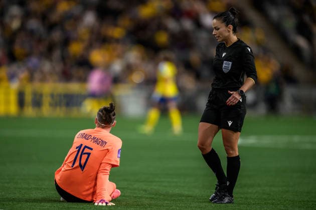 251202 Goalkeeper Pauline Peyraud-Magnin of France and Referee Marta Huerta De Aza during the Women s Nations League bronze medal second leg match between Sweden and France on December 2, 2025 in Stockholm. Photo: Simon Hastegard BILDBYRAN kod SH JM0754 bbeng fotboll football soccer fotball nations league uefa womens nations league bronsmatch bronze medal match dam sverige sweden frankrike france Copyright: SIMONxHASTEGARD BB251202SH097