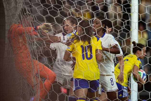 251202 Goalkeeper Pauline Peyraud-Magnin of France and Nathalie Björn of Sweden during the Women s Nations League bronze medal second leg match between Sweden and France on December 2, 2025 in Stockholm. Photo: Simon Hastegard BILDBYRAN kod SH JM0754 bbeng fotboll football soccer fotball nations league uefa womens nations league bronsmatch bronze medal match dam sverige sweden frankrike france Copyright: SIMONxHASTEGARD BB251202SH136