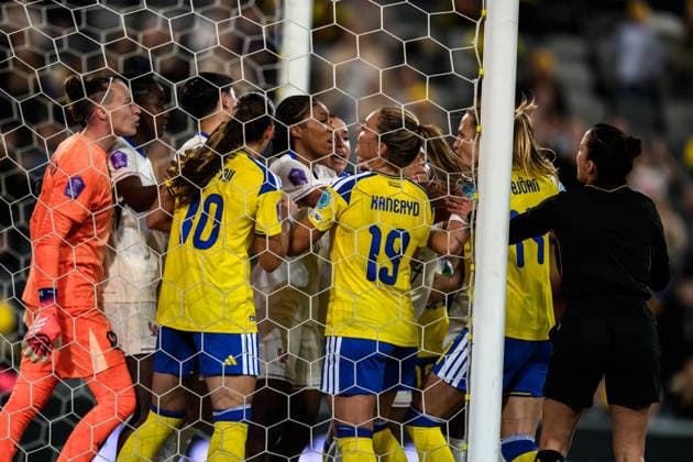 251202 Goalkeeper Pauline Peyraud-Magnin of France and Nathalie Björn of Sweden during the Women s Nations League bronze medal second leg match between Sweden and France on December 2, 2025 in Stockholm. Photo: Simon Hastegard BILDBYRAN kod SH JM0754 bbeng fotboll football soccer fotball nations league uefa womens nations league bronsmatch bronze medal match dam sverige sweden frankrike france Copyright: SIMONxHASTEGARD BB251202SH137