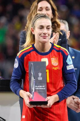 Madrid, Deutschland 02. Dezember 2025: UEFA Nations League Women - Finale Rückrunde - 2025 - Spanien vs. Deutschland Im Bild: Alexia Putellas (Spanien) wird zur Spielerin des Finales der UEFA Women™s Nations League in Madrid gekürt Riyadh Air Metropolitano Copyright: xFotostandx xFantinix
