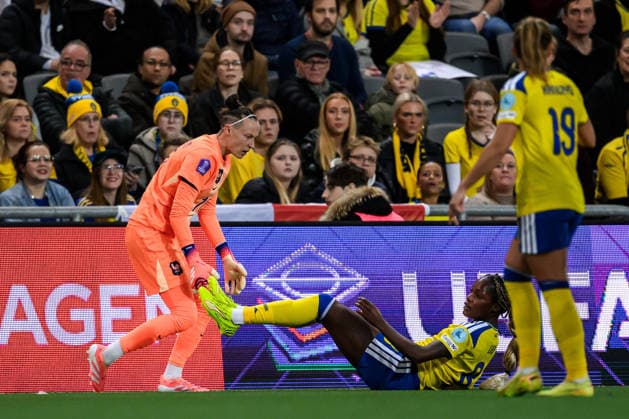 251202 Goalkeeper Pauline Peyraud-Magnin of France and Evelyn Ijeh of Sweden during the Women s Nations League bronze medal second leg match between Sweden and France on December 2, 2025 in Stockholm. Photo: Simon Hastegard BILDBYRAN kod SH JM0754 bbeng fotboll football soccer fotball nations league uefa womens nations league bronsmatch bronze medal match dam sverige sweden frankrike france Copyright: SIMONxHASTEGARD BB251202SH160