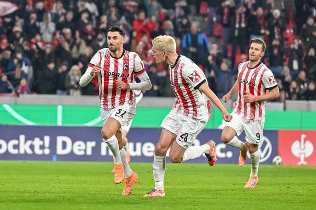Jubel zu Tor zum 1:0 durch Vincenzo Grifo (SC Freiburg, 32) mit Matthias Ginter (SC Freiburg, 28) und Lucas Hoeler (SC Freiburg, 09) GER, SC Freiburg - SV Darmstadt 98, Fussball, DFB Pokal, Achtelfinale, Spielzeit 2025 2026, 03.12.2025 DFB REGULATIONS PROHIBIT ANY USE OF PHOTOGRAPHS AS IMAGE SEQUENCES AND OR QUASI-VIDEO GER, SC Freiburg - SV Darmstadt 98, Fussball, DFB Pokal, Achtelfinale, Spielzeit 2025 2026, 03.12.2025 Freiburg Copyright: xEibner-Pressefoto ThomasxHessx EP_THS