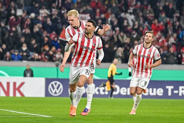 Jubel zu Tor zum 1:0 durch Vincenzo Grifo (SC Freiburg, 32) mit Matthias Ginter (SC Freiburg, 28) und Lucas Hoeler (SC Freiburg, 09) GER, SC Freiburg - SV Darmstadt 98, Fussball, DFB Pokal, Achtelfinale, Spielzeit 2025 2026, 03.12.2025 DFB REGULATIONS PROHIBIT ANY USE OF PHOTOGRAPHS AS IMAGE SEQUENCES AND OR QUASI-VIDEO GER, SC Freiburg - SV Darmstadt 98, Fussball, DFB Pokal, Achtelfinale, Spielzeit 2025 2026, 03.12.2025 Freiburg Copyright: xEibner-Pressefoto ThomasxHessx EP_THS