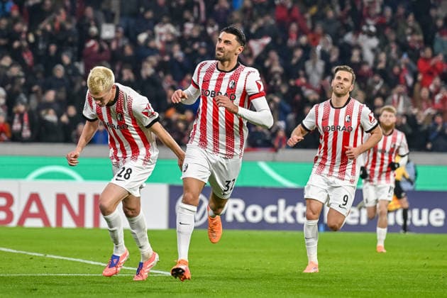 Jubel zu Tor zum 1:0 durch Vincenzo Grifo (SC Freiburg, 32) mit Matthias Ginter (SC Freiburg, 28) und Lucas Hoeler (SC Freiburg, 09) GER, SC Freiburg - SV Darmstadt 98, Fussball, DFB Pokal, Achtelfinale, Spielzeit 2025 2026, 03.12.2025 DFB REGULATIONS PROHIBIT ANY USE OF PHOTOGRAPHS AS IMAGE SEQUENCES AND OR QUASI-VIDEO GER, SC Freiburg - SV Darmstadt 98, Fussball, DFB Pokal, Achtelfinale, Spielzeit 2025 2026, 03.12.2025 Freiburg Copyright: xEibner-Pressefoto ThomasxHessx EP_THS