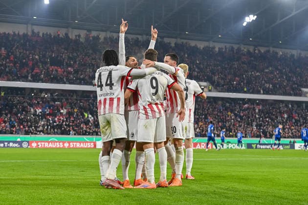 Jubel zu Tor zum 1:0 durch Vincenzo Grifo (SC Freiburg, 32) GER, SC Freiburg - SV Darmstadt 98, Fussball, DFB Pokal, Achtelfinale, Spielzeit 2025 2026, 03.12.2025 DFB REGULATIONS PROHIBIT ANY USE OF PHOTOGRAPHS AS IMAGE SEQUENCES AND OR QUASI-VIDEO GER, SC Freiburg - SV Darmstadt 98, Fussball, DFB Pokal, Achtelfinale, Spielzeit 2025 2026, 03.12.2025 Freiburg Copyright: xEibner-Pressefoto ThomasxHessx EP_THS
