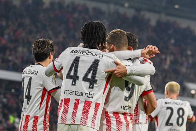 Jubel zu Tor zum 1:0 durch Vincenzo Grifo (SC Freiburg, 32) GER, SC Freiburg - SV Darmstadt 98, Fussball, DFB Pokal, Achtelfinale, Spielzeit 2025 2026, 03.12.2025 DFB REGULATIONS PROHIBIT ANY USE OF PHOTOGRAPHS AS IMAGE SEQUENCES AND OR QUASI-VIDEO GER, SC Freiburg - SV Darmstadt 98, Fussball, DFB Pokal, Achtelfinale, Spielzeit 2025 2026, 03.12.2025 Freiburg Copyright: xEibner-Pressefoto ThomasxHessx EP_THS