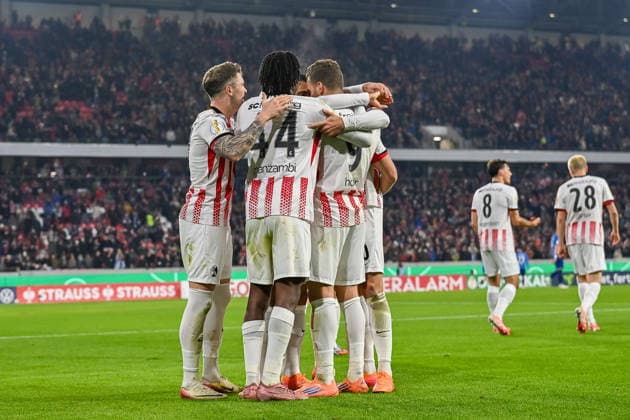 Jubel zu Tor zum 1:0 durch Vincenzo Grifo (SC Freiburg, 32) GER, SC Freiburg - SV Darmstadt 98, Fussball, DFB Pokal, Achtelfinale, Spielzeit 2025 2026, 03.12.2025 DFB REGULATIONS PROHIBIT ANY USE OF PHOTOGRAPHS AS IMAGE SEQUENCES AND OR QUASI-VIDEO GER, SC Freiburg - SV Darmstadt 98, Fussball, DFB Pokal, Achtelfinale, Spielzeit 2025 2026, 03.12.2025 Freiburg Copyright: xEibner-Pressefoto ThomasxHessx EP_THS