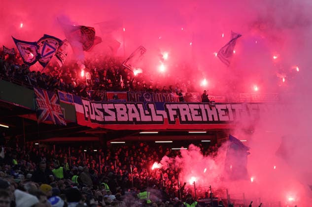 kieler zuendeln begalos nach dem protest Fussball, Saison 2025 2026, Maenner, Herren, DFB Pokal, Achtelfinale,Volksparkstadion Hamburg, Hamburger SV gegen Holstein Kiel DFL REGULATIONS PROHIBIT ANY USE OF PHOTOGRAPHS AS IMAGE SEQUENCES AND OR QUASI-VIDEO.