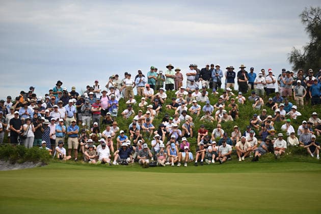 GOLF AUSTRALIAN OPEN, Crowds look on as Adam Scott of Australia puts on the sixth hole in round one of the Australian Open Golf tournament at the Royal Melbourne Golf Club in Melbourne, Thursday, December 4, 2025. ( NO ARCHIVING, EDITORIAL USE ONLY MELBOURNE VICTORIA AUSTRALIA  Copyright: xJAMESxROSSx 20251204192761307930