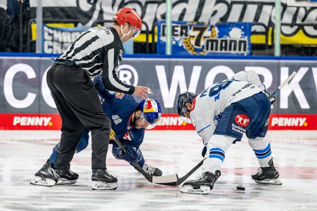 Linesperson Joshua Roemer fuehrt ein Bully Faceoff aus zwischen Patrick Hager (EHC Red Bull Muenchen, 52) und Daniel Pietta (ERC Ingolstadt, 86) GER, EHC Red Bull Muenchen vs. ERC Ingolstadt, Eishockey, DEL, 25. Spieltag, Saison 2025 2026, 05.12.2025. GER, EHC Red Bull Muenchen vs. ERC Ingolstadt, Eishockey, DEL, 25. Spieltag, Saison 2025 2026, 05.12.2025. Muenchen Copyright: xEibner-Pressefoto HeikexFeinerx EP_HFR