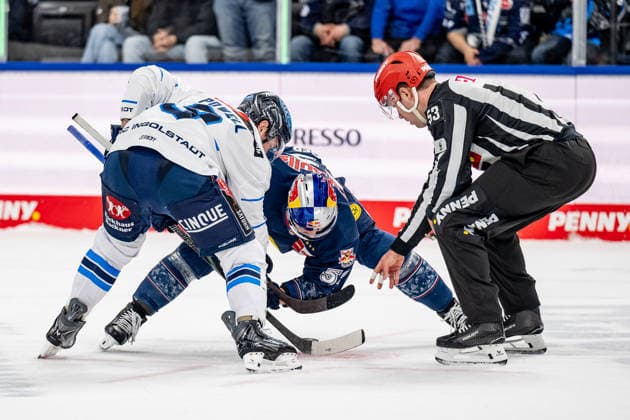 Linesperson Joshua Roemer fuehrt ein Bully Faceoff aus zwischen Myles Powell (ERC Ingolstadt, 9) und Patrick Hager (EHC Red Bull Muenchen, 52) GER, EHC Red Bull Muenchen vs. ERC Ingolstadt, Eishockey, DEL, 25. Spieltag, Saison 2025 2026, 05.12.2025. GER, EHC Red Bull Muenchen vs. ERC Ingolstadt, Eishockey, DEL, 25. Spieltag, Saison 2025 2026, 05.12.2025. Muenchen Copyright: xEibner-Pressefoto HeikexFeinerx EP_HFR