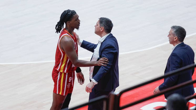 Im Bild: v.li. Marcus Carr(Wuerzburg Baskets, 5) haelt Head-Coach Sasa Filipovski (Wuerzburg Baskets) und Co-Trainer Dejan Mihevic (Wuerzburg Baskets) zurueck 05.12.2025, Basketball, Fitness First Wuerzburg Baskets vs. EWE Baskets Oldenburg, easyCredit BBL, 9. Spieltag, Deutschland, Wuerzburg, tectake-Arena, Copyright: HMBxMedia xJulienxBecker
