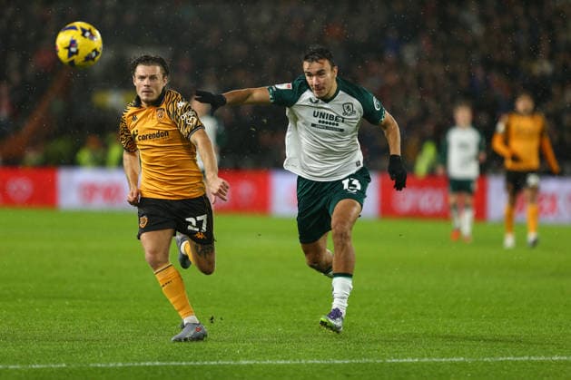 Hull City v Middlesbrough - Sky Bet Championship Regan Slater of Hull City and David Strelec of Middlesbrough are in action during the Sky Bet Championship match between Hull City and Middlesbrough at the MKM Stadium in Kingston upon Hull, on December 5, 2025. Kingston upon Hull East Yorkshire United Kingdom  Copyright: xMIxNewsx originalFilename:fletcher-hullcity251205_npsgu