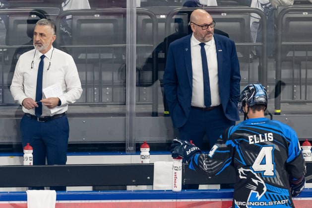 Mark French (Chef-Trainer, ERC Ingolstadt) und Eric Dubois (Co-Trainer, ERC Ingolstadt) beobachten das Warmup ihrer Spieler, davor Morgan Ellis (ERC Ingolstadt, 4) GER, EHC Red Bull Muenchen vs. ERC Ingolstadt, Eishockey, DEL, 25. Spieltag, Saison 2025 2026, 05.12.2025. GER, EHC Red Bull Muenchen vs. ERC Ingolstadt, Eishockey, DEL, 25. Spieltag, Saison 2025 2026, 05.12.2025. Muenchen Copyright: xEibner-Pressefoto HeikexFeinerx EP_HFR