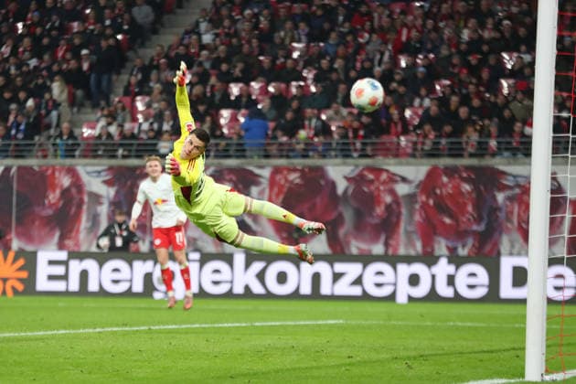 1. Fußball-Bundesliga: RB Leipzig vs. SG Eintracht Frankfurt, 06.12.2025 LEIPZIG, DEUTSCHLAND - DECEMBER 6: Torwart Michael Zetterer (23, Eintracht Frankfurt) fliegt, der Ball wird am Pfosten landen während des Bundesliga-Spiels zwischen RB Leipzig vs. SG Eintracht Frankfurt in der Red Bull Arena am 13. Spieltag der 1. Bundesliga am December 6, 2025 in Leipzig, Deutschland. DFL REGULATIONS PROHIBIT ANY USE OF PHOTOGRAPHS AS IMAGE SEQUENCES AND OR QUASI-VIDEO. Copyright: xBEAUTIFULxSPORTS JanxKaeferx