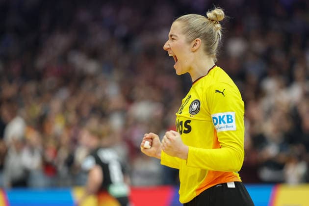Spanien - Deutschland, IHF Handball-WM der Frauen Torhüterin Katharina Filter (Deutschland, 42). 3. Hauptrundenspiel der Handball-WM der Frauen zwischen Spanien und Deutschland am 6. Dezember 2025 in der Westfalenhalle in Dortmund., Dortmund Nordrhein-Westfalen Deutschland Westfalenhalle