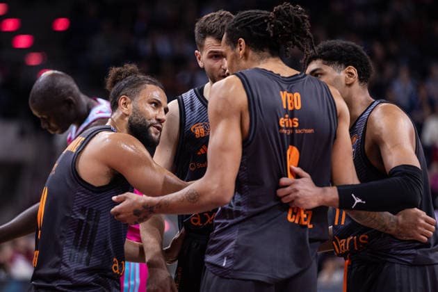 easyCredit Basketball Bundesliga, Telekom Baskets Bonn vs. Niners.Chemnitz, 06.12.2025 Kaza Kajami-Keane (NINERS CHEMNITZ 10) stimmt sein Team nochmal ein -- easyCredit Basketball Bundesliga, Telekom Baskets Bonn vs. Niners.Chemnitz, 06.12.2025, Telekom Dome Bonn Copyright: xBEAUTIFULxSPORTS Derixx