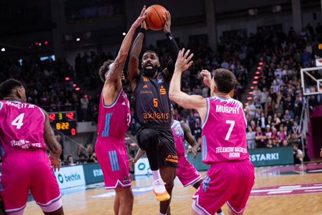 easyCredit Basketball Bundesliga, Telekom Baskets Bonn vs. Niners.Chemnitz, 06.12.2025 Corey Davis (NINERS CHEMNITZ 5) gegen ganz Bonn -- easyCredit Basketball Bundesliga, Telekom Baskets Bonn vs. Niners.Chemnitz, 06.12.2025, Telekom Dome Bonn Copyright: xBEAUTIFULxSPORTS Derixx