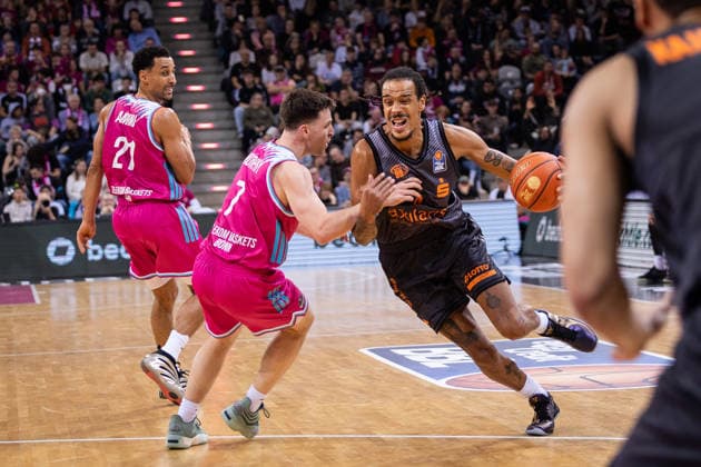 easyCredit Basketball Bundesliga, Telekom Baskets Bonn vs. Niners.Chemnitz, 06.12.2025 Kevin Yebo (NINERS CHEMNITZ 0) und Grayson Murphy (Telekom Baskets Bonn 7) -- easyCredit Basketball Bundesliga, Telekom Baskets Bonn vs. Niners.Chemnitz, 06.12.2025, Telekom Dome Bonn Copyright: xBEAUTIFULxSPORTS Derixx