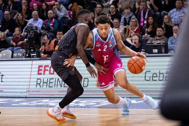 easyCredit Basketball Bundesliga, Telekom Baskets Bonn vs. Niners.Chemnitz, 06.12.2025 Alijah Comithier (Telekom Baskets Bonn 2) und Corey Davis (NINERS CHEMNITZ 5) -- easyCredit Basketball Bundesliga, Telekom Baskets Bonn vs. Niners.Chemnitz, 06.12.2025, Telekom Dome Bonn Copyright: xBEAUTIFULxSPORTS Derixx