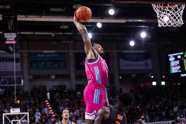 easyCredit Basketball Bundesliga, Telekom Baskets Bonn vs. Niners.Chemnitz, 06.12.2025 Jeff Garrett Jr. (Telekom Baskets Bonn 4) knallt den Ball ins Netz -- easyCredit Basketball Bundesliga, Telekom Baskets Bonn vs. Niners.Chemnitz, 06.12.2025, Telekom Dome Bonn Copyright: xBEAUTIFULxSPORTS Derixx