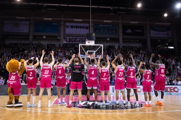 easyCredit Basketball Bundesliga, Telekom Baskets Bonn vs. Niners.Chemnitz, 06.12.2025 Die Bonner lassen sich von ihren Fans feiern -- easyCredit Basketball Bundesliga, Telekom Baskets Bonn vs. Niners.Chemnitz, 06.12.2025, Telekom Dome Bonn Copyright: xBEAUTIFULxSPORTS Derixx