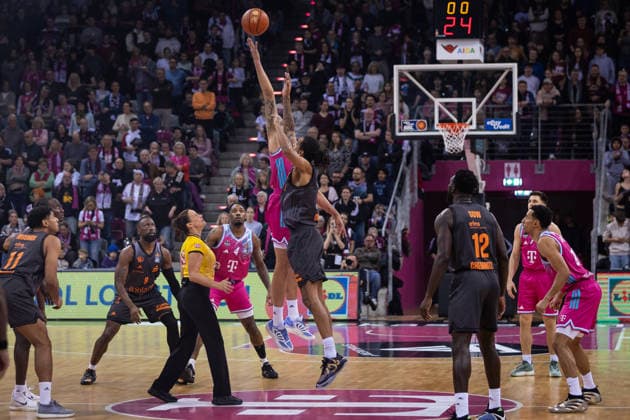 easyCredit Basketball Bundesliga, Telekom Baskets Bonn vs. Niners.Chemnitz, 06.12.2025 Hochball zum Spiel -- easyCredit Basketball Bundesliga, Telekom Baskets Bonn vs. Niners.Chemnitz, 06.12.2025, Telekom Dome Bonn Copyright: xBEAUTIFULxSPORTS Derixx