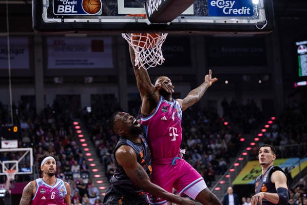 easyCredit Basketball Bundesliga, Telekom Baskets Bonn vs. Niners.Chemnitz, 06.12.2025 Jeff Garrett Jr. (Telekom Baskets Bonn 4) dunkt ber John Newman III (NINERS CHEMNITZ 9) -- easyCredit Basketball Bundesliga, Telekom Baskets Bonn vs. Niners.Chemnitz, 06.12.2025, Telekom Dome Bonn Copyright: xBEAUTIFULxSPORTS Derixx