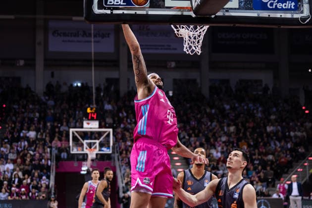 easyCredit Basketball Bundesliga, Telekom Baskets Bonn vs. Niners.Chemnitz, 06.12.2025 Michael Kessens (Telekom Baskets Bonn 6) beim Dunk -- easyCredit Basketball Bundesliga, Telekom Baskets Bonn vs. Niners.Chemnitz, 06.12.2025, Telekom Dome Bonn Copyright: xBEAUTIFULxSPORTS Derixx