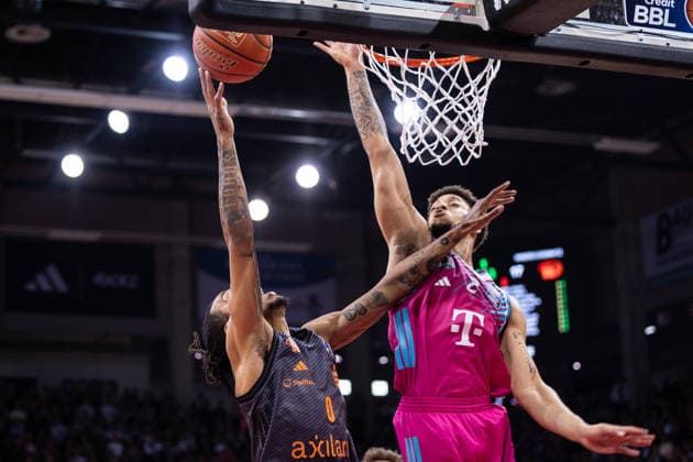 easyCredit Basketball Bundesliga, Telekom Baskets Bonn vs. Niners.Chemnitz, 06.12.2025 Kevin Yebo (NINERS CHEMNITZ 0) und Alijah Comithier (Telekom Baskets Bonn 2) -- easyCredit Basketball Bundesliga, Telekom Baskets Bonn vs. Niners.Chemnitz, 06.12.2025, Telekom Dome Bonn Copyright: xBEAUTIFULxSPORTS Derixx