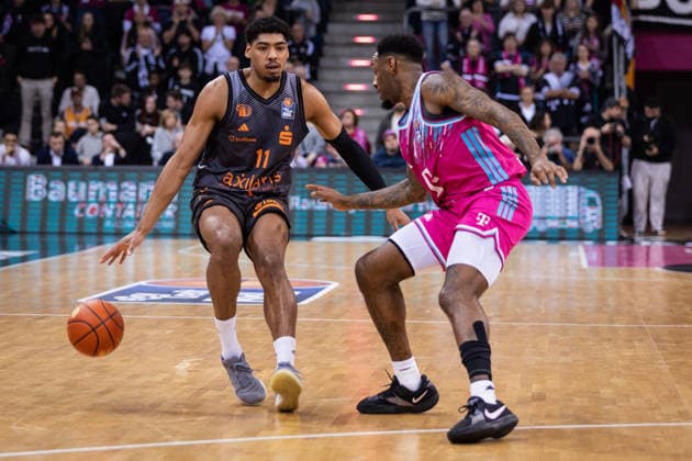 easyCredit Basketball Bundesliga, Telekom Baskets Bonn vs. Niners.Chemnitz, 06.12.2025 Kostja Mushidi (NINERS CHEMNITZ 11) und Jeff Garrett Jr. (Telekom Baskets Bonn 4) -- easyCredit Basketball Bundesliga, Telekom Baskets Bonn vs. Niners.Chemnitz, 06.12.2025, Telekom Dome Bonn Copyright: xBEAUTIFULxSPORTS Derixx