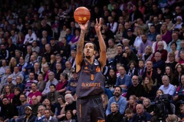 easyCredit Basketball Bundesliga, Telekom Baskets Bonn vs. Niners.Chemnitz, 06.12.2025 Kevin Yebo (NINERS CHEMNITZ 0) von weit druaßen -- easyCredit Basketball Bundesliga, Telekom Baskets Bonn vs. Niners.Chemnitz, 06.12.2025, Telekom Dome Bonn Copyright: xBEAUTIFULxSPORTS Derixx