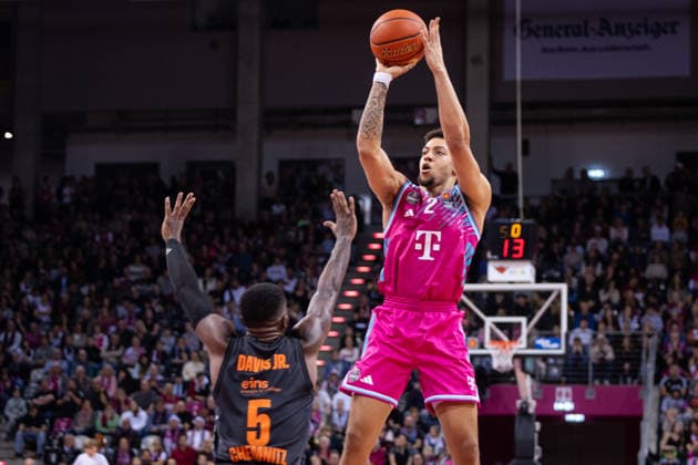 easyCredit Basketball Bundesliga, Telekom Baskets Bonn vs. Niners.Chemnitz, 06.12.2025 Alijah Comithier (Telekom Baskets Bonn 2) und Corey Davis (NINERS CHEMNITZ 5) -- easyCredit Basketball Bundesliga, Telekom Baskets Bonn vs. Niners.Chemnitz, 06.12.2025, Telekom Dome Bonn Copyright: xBEAUTIFULxSPORTS Derixx