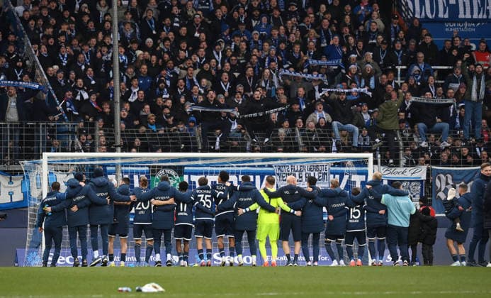 Bochums Spieler feiern mit Trainer Uwe Rösler (VfL Bochum) und den Fans den Sieg 06.12.2025, Fussball 2. Bundesliga, Saison 2025 2026, 15. Spieltag, VfL Bochum - Arminia Bielefeld 1:0 DFL regulations prohibit any use of photographs as image sequences and or quasi-video Bochum Vonovia Ruhrstadion Nordrhein Westfalen Deutschland