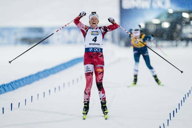 251207 Lisa Theresa Hauser of Austria celebrates as she competes in women s 10 km pursuit during the IBU World Cup on December 7, 2025 in Östersund. Photo: Mathias Bergeld BILDBYRAN kod MB MB1261 skidskytte biathlon skiskyting världscupen ibu world cup jaktstart pursuit dam bbeng kvinner women jubel Copyright: MATHIASxBERGELD BB251207MB034