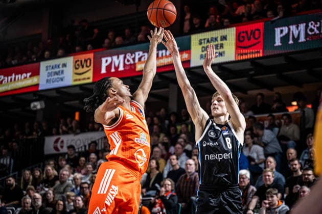 1. Basketball Bundesliga, easyCredit BBL, Saison 2025 2026, Herren, Hauptrunde, 9. Spieltag, 07.12.2025, RASTA Vechta - Veolia Hamburg Towers Jared Grey ( 8 - Veolia Towers Hamburg) beim Jumpshot Vechta RASTA Dome Niedersachsen Deutschland
