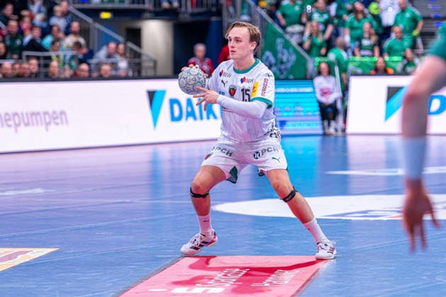 Tobias Schjolberg Grondahl (Füchse Berlin, Nr. 15) (v.l.), TSV Hannover-Burgdorf (grün) gegen Füchse Berlin (weiß) am 15. Spieltag der Saison 2025 2026 in der DAIKIN Handball-Bundesliga (07.12.2025, ZAG Arena (Hannover, GER), Copyright: xJanxGuentherx xTSVxHannover-Burgdorfx