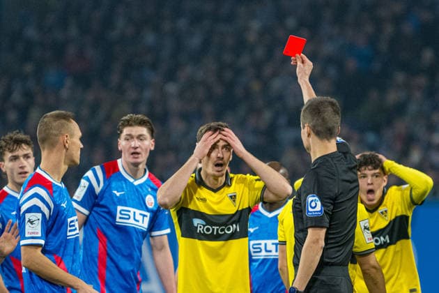 Rostock, Deutschland 07. Dezember 2025: 3. Liga - 2025 2026 - FC Hansa Rostock vs. TSV Alemannia Aachen Im Bild: 5.v.li. Schiedsrichter Daniel Bartnitzki zeigt Rot, rot Karte, Platzverweis an 4.v.li. Danilo Wiebe (Alemannia Aachen) DFB regulations prohibit any use of photographs as image sequences and or quasi-video. Copyright: xFotostandx xVoelkerx