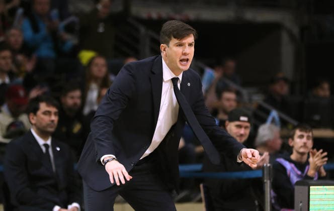 Trainer Pedro Calles gibt Anweisungen Aktion Oberkörper Basketball BBL Bundesliga Herren 7. Spieltag Saison 2025 2026 07.12.2025 ALBA Berlin vs. Frankfurt Skyliners