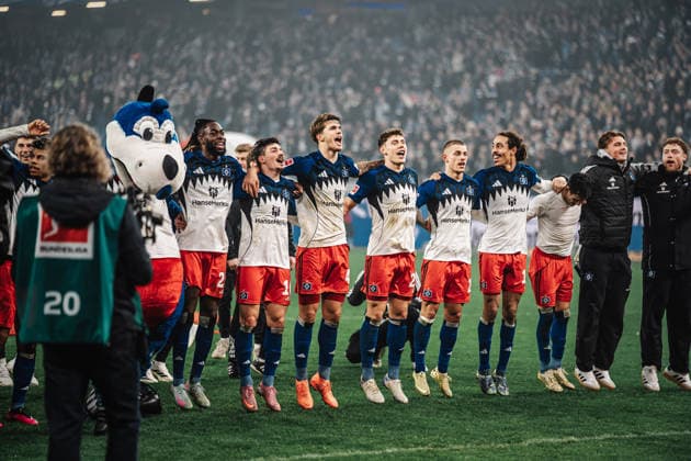 Fußball Männer Saison 2025 2026 1. Fußball-Bundesliga 13. Spieltag Hamburger SV vs. SV Werder Bremen 07.12.2025 HSV feiert nach dem Sieg mit den Fans, v.l. Jordan Torunarigha ( 25, HSV), Giorgi Gocholeishvili ( 16, HSV), Luka Vuskovic ( 44, HSV), Nicolai Remberg ( 21, HSV), Miro Muheim ( 28, HSV) und Yussuf Poulsen ( 15, HSV) Hamburg Volksparkstadion Hamburg Deutschland